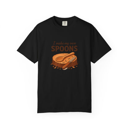 I Make My Own Spoons T-Shirt – Funny Bushcraft, Wood Carving & Outdoors Shirt for Campers, Carvers & Crafty Adventurers