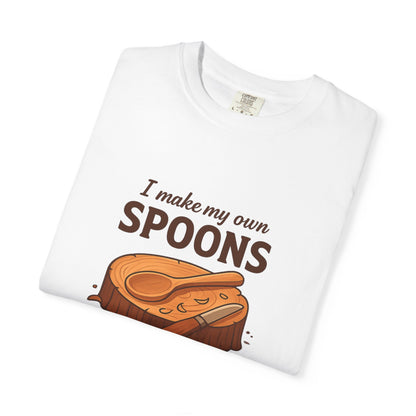 I Make My Own Spoons T-Shirt – Funny Bushcraft, Wood Carving & Outdoors Shirt for Campers, Carvers & Crafty Adventurers