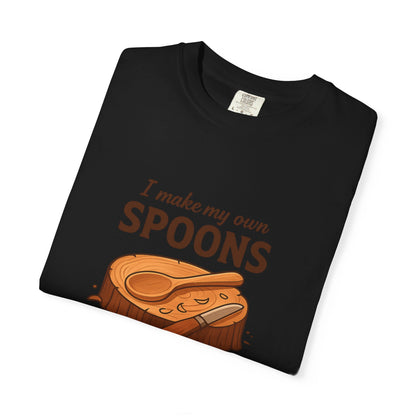 I Make My Own Spoons T-Shirt – Funny Bushcraft, Wood Carving & Outdoors Shirt for Campers, Carvers & Crafty Adventurers