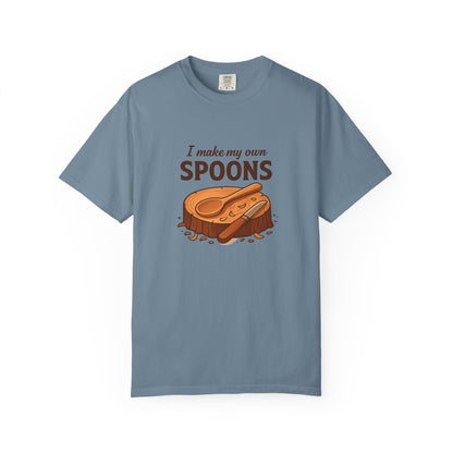 I Make My Own Spoons T-Shirt – Funny Bushcraft, Wood Carving & Outdoors Shirt for Campers, Carvers & Crafty Adventurers
